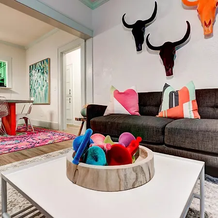 Color Pop Cottage - Half Mile From Plaza District